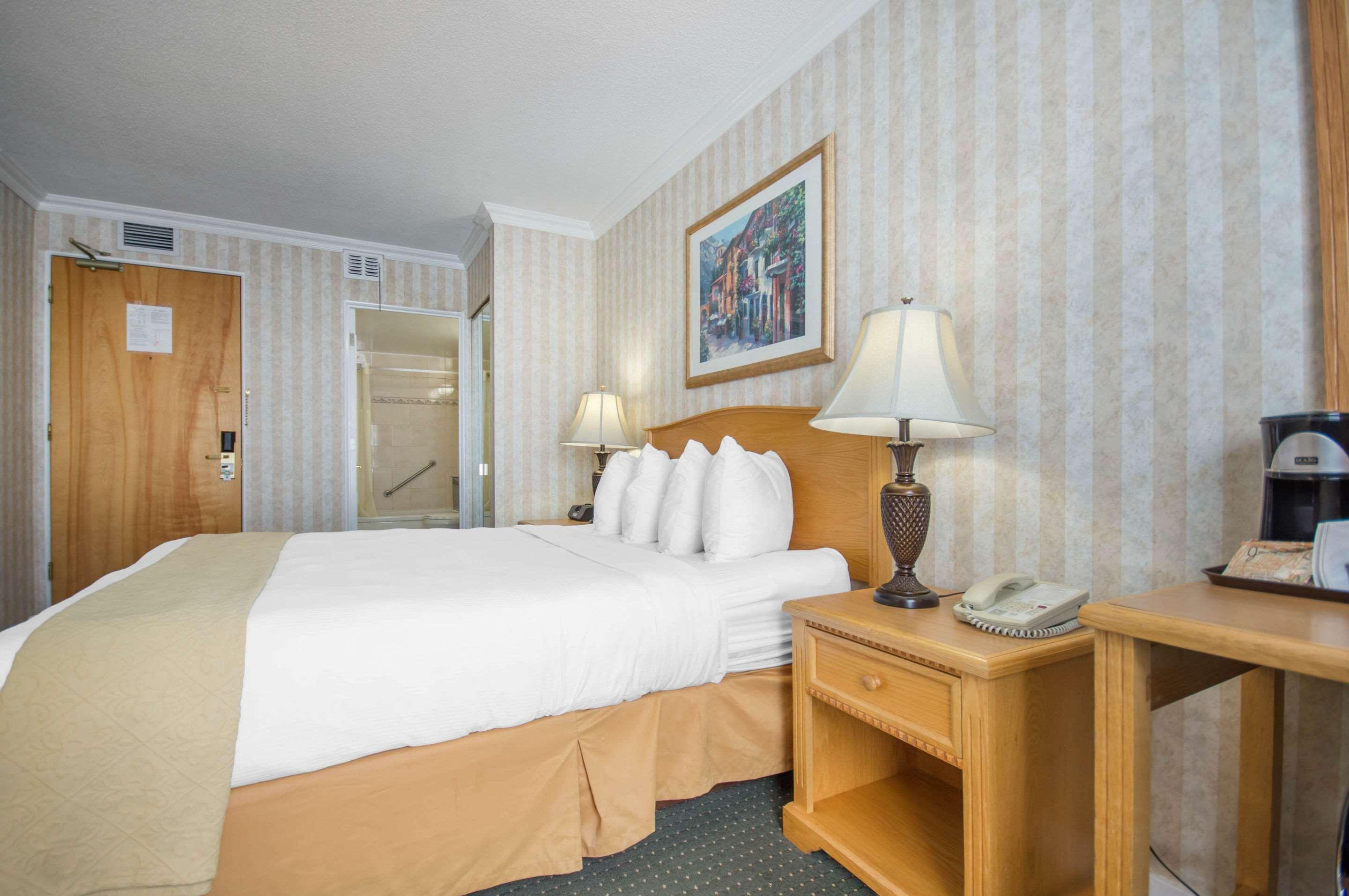 Quality Inn Downtown Inner Harbour Victoria Exterior photo